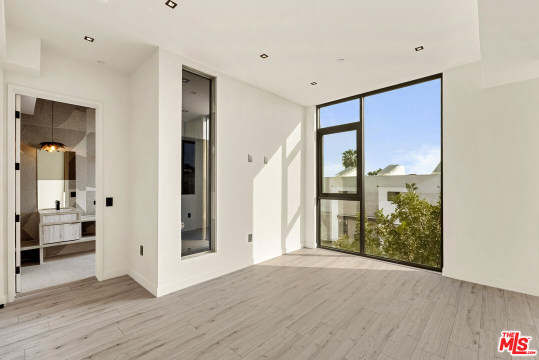 1021 N Ogden Dr Unit: PH 6