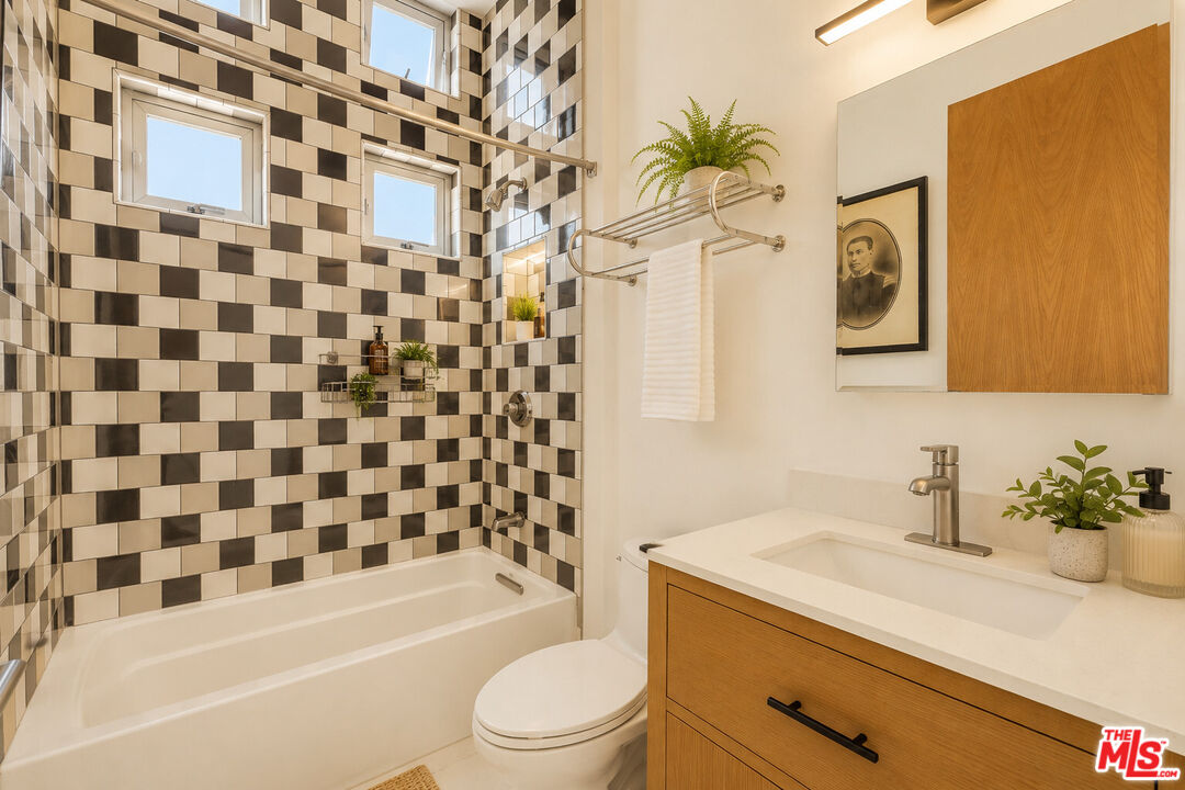 7405 Pyramid Pl