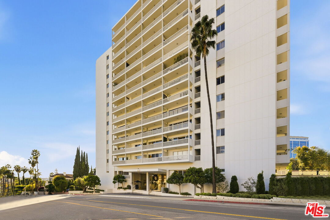 999 N Doheny Dr Unit: 104