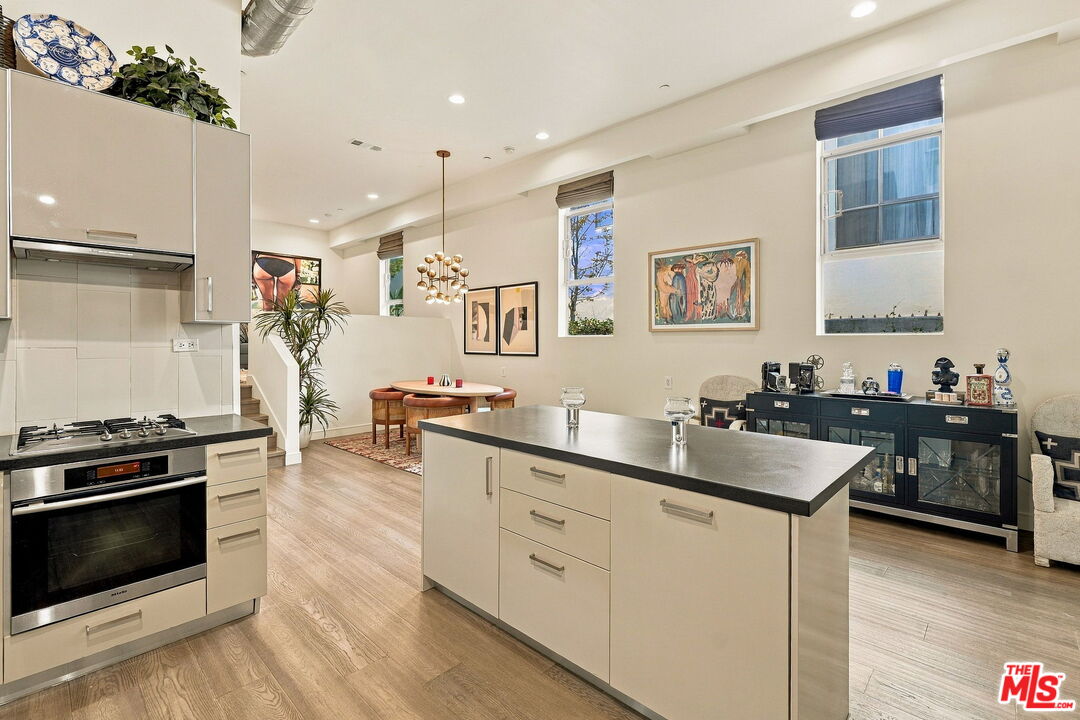 8703 W West Knoll Dr Unit: 104