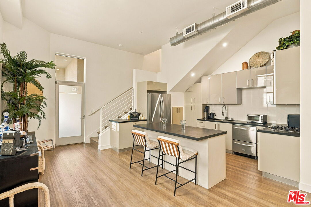 8703 W West Knoll Dr Unit: 104