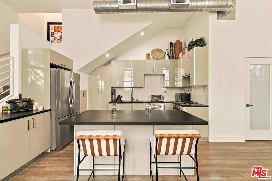 8703 W West Knoll Dr Unit: 104