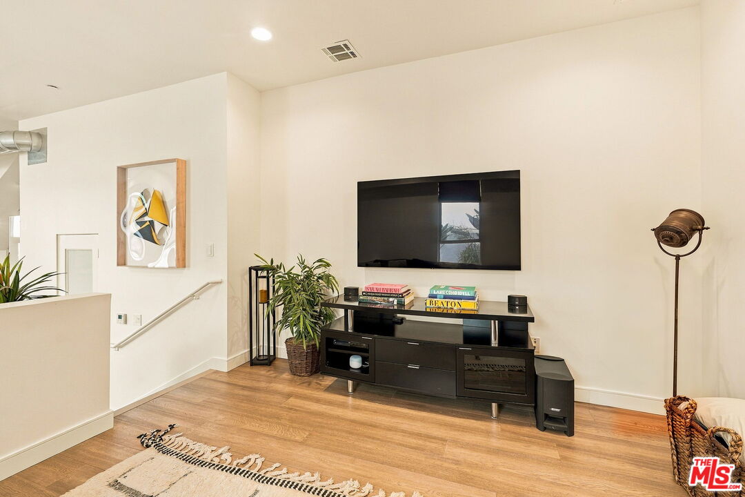 8703 W West Knoll Dr Unit: 104