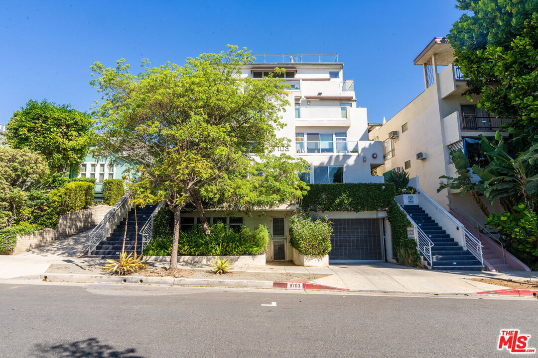 8703 W West Knoll Dr Unit: 104