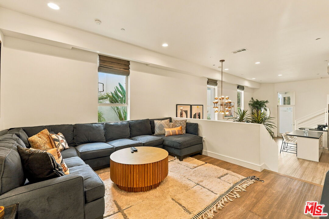 8703 W West Knoll Dr Unit: 104