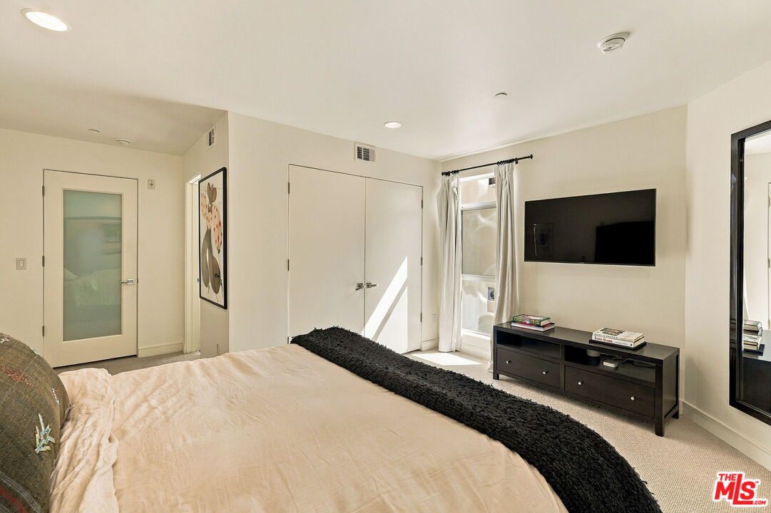 8703 W West Knoll Dr Unit: 104