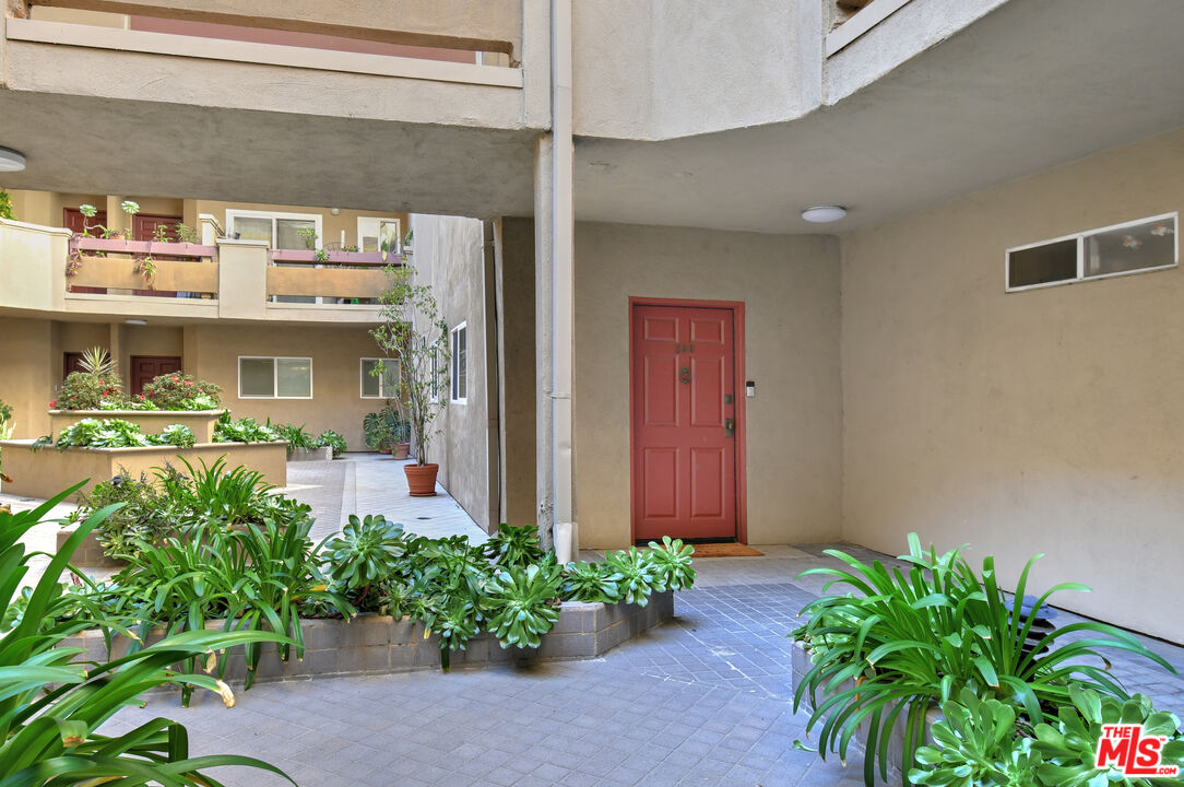 4301 Fulton Ave Unit: 106