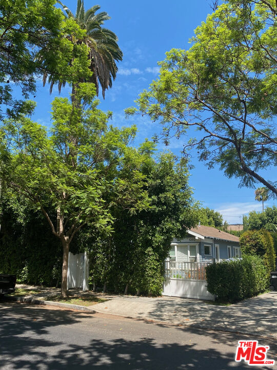 1202 N Poinsettia Pl