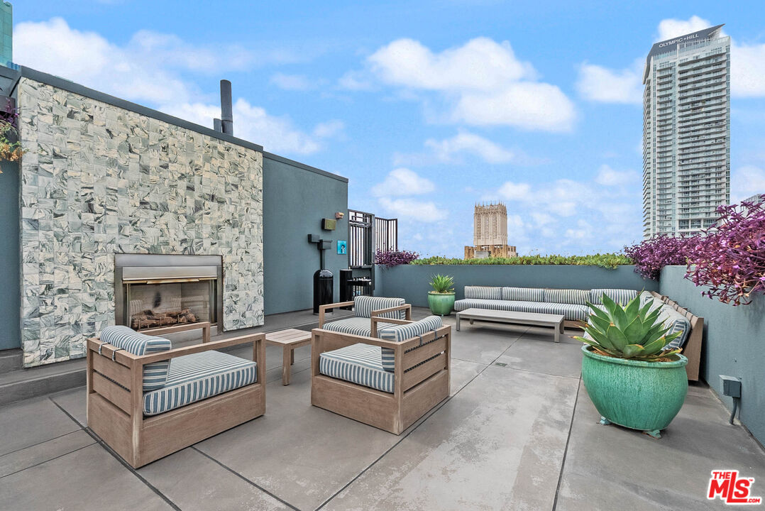 849 S Broadway Unit: M09