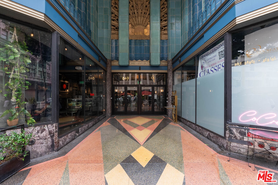 849 S Broadway Unit: M09