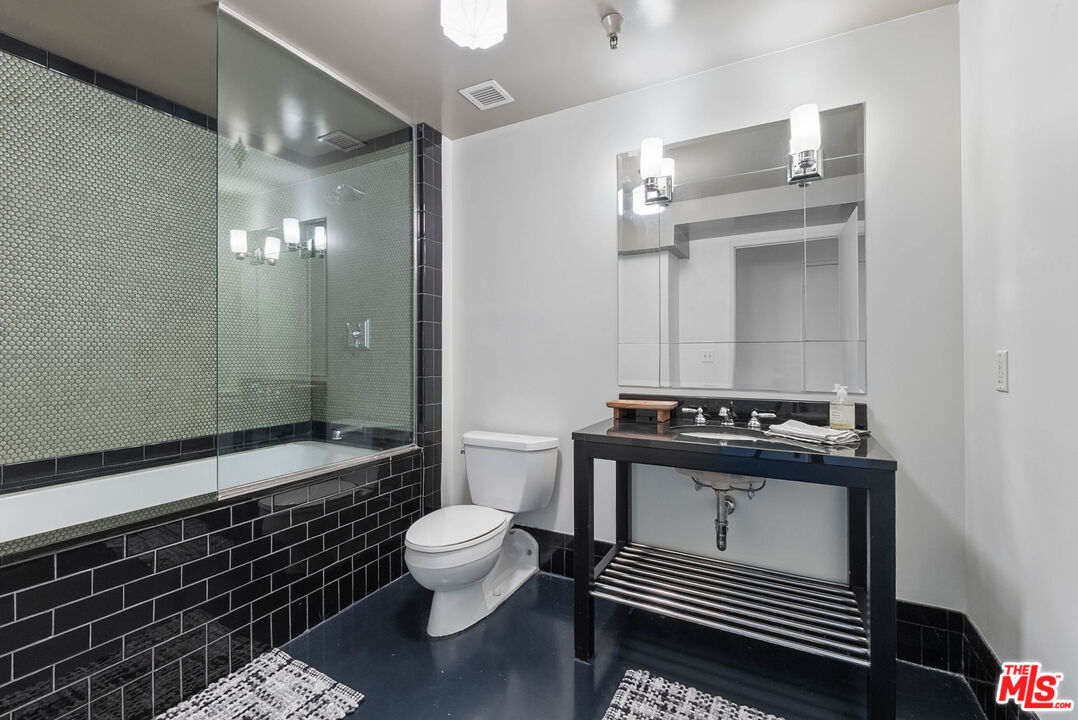 849 S Broadway Unit: M09