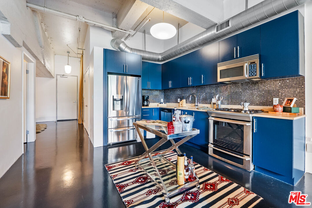 849 S Broadway Unit: M09