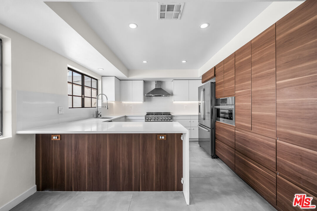 136 S Swall Dr Unit: 4