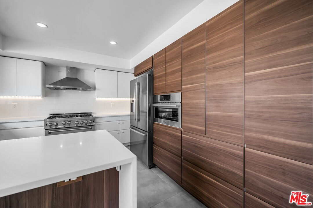 136 S Swall Dr Unit: 4