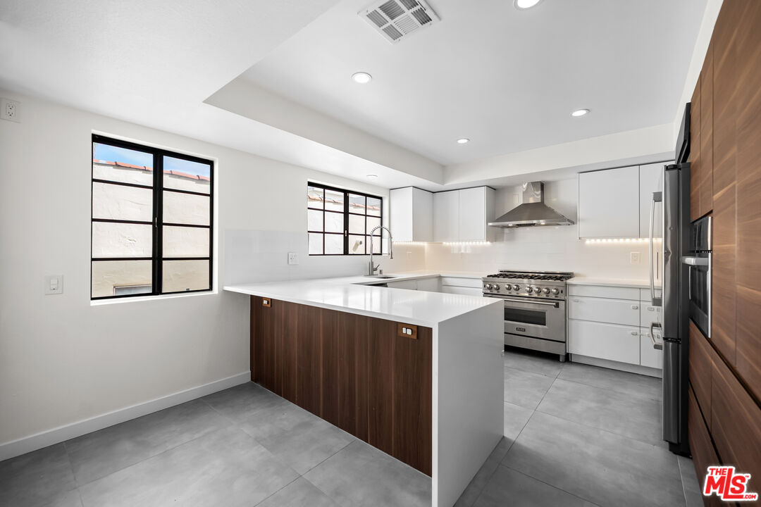 136 S Swall Dr Unit: 4