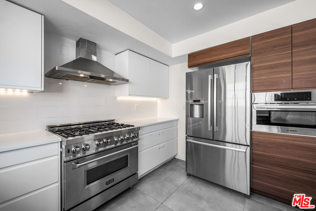 136 S Swall Dr Unit: 4