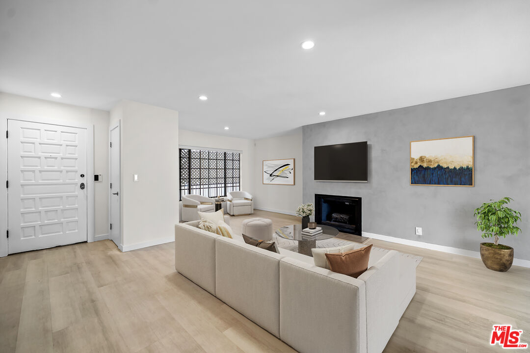 136 S Swall Dr Unit: 4
