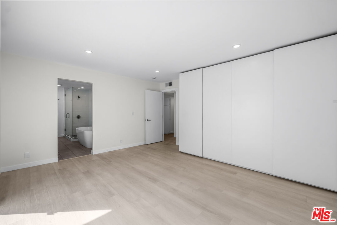 136 S Swall Dr Unit: 4