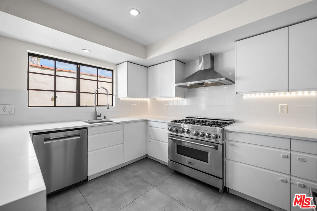 136 S Swall Dr Unit: 4