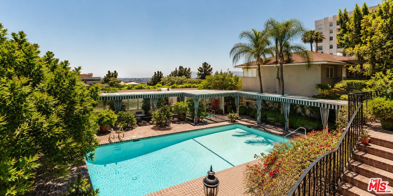 1219 Sunset Plaza Dr Unit: 3