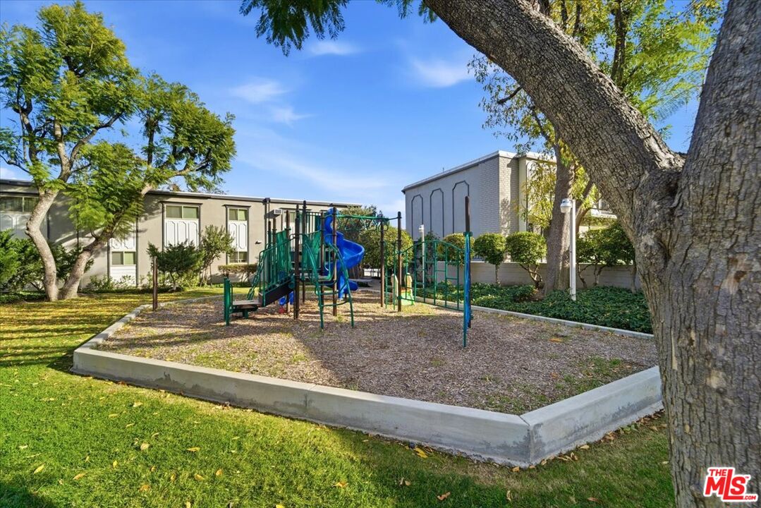 22030 Calvert St Unit: 6