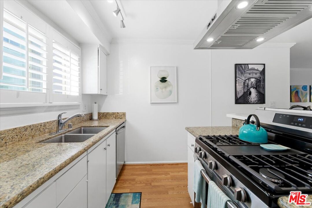 22030 Calvert St Unit: 6