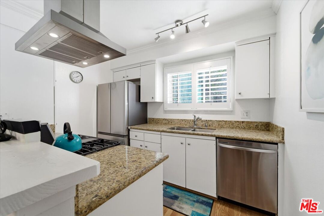 22030 Calvert St Unit: 6
