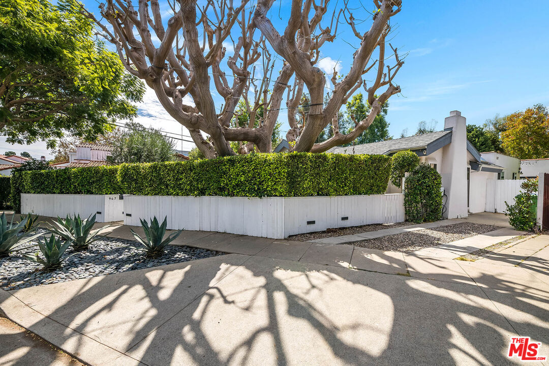 967 Wellesley Ave