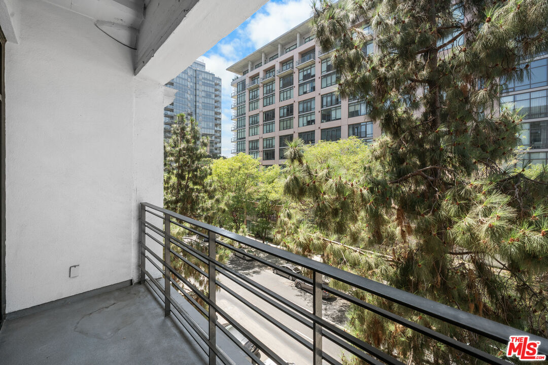 330 W 11th ST Unit: 406