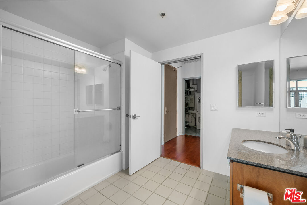 330 W 11th ST Unit: 406