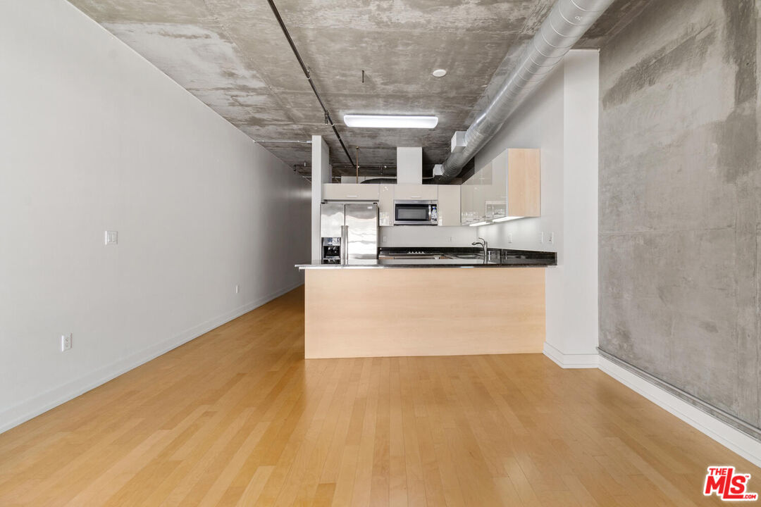 645 W 9th St Unit: 607