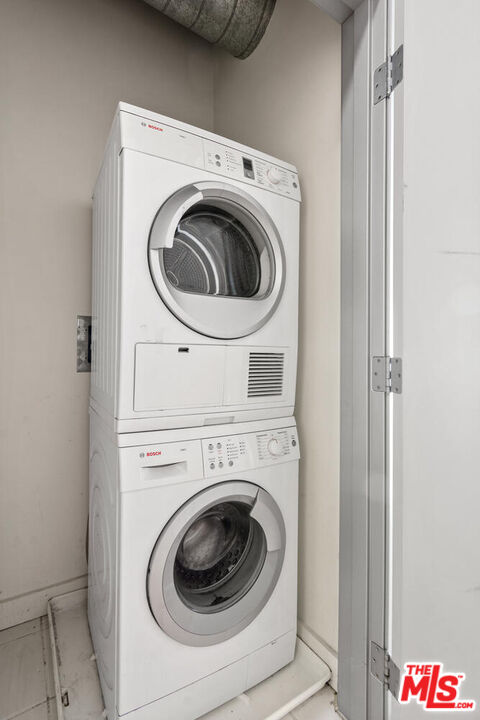645 W 9th St Unit: 607
