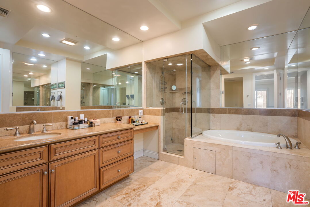 132 S Maple Dr Unit: PH3