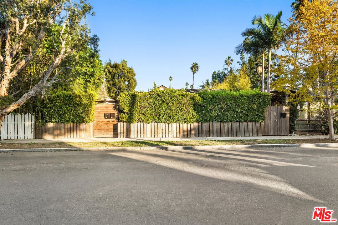 808 Venezia Ave
