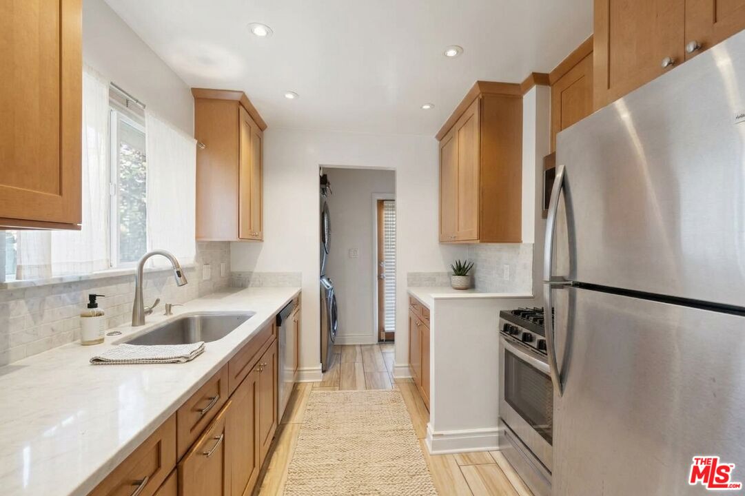 808 Venezia Ave