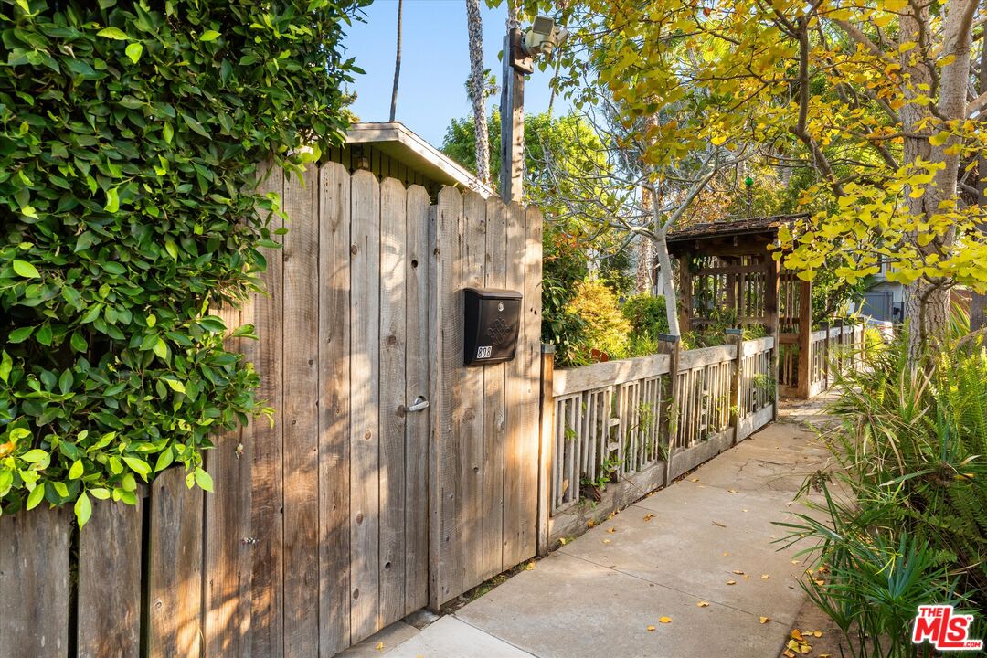 808 Venezia Ave