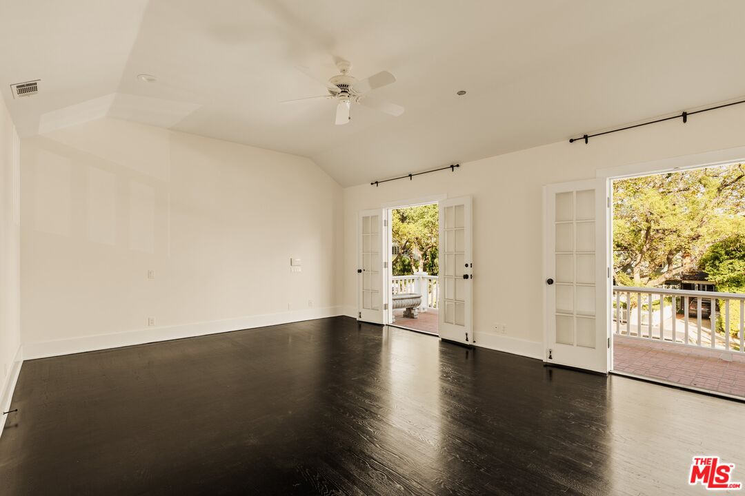 1537 N Orange Grove Ave