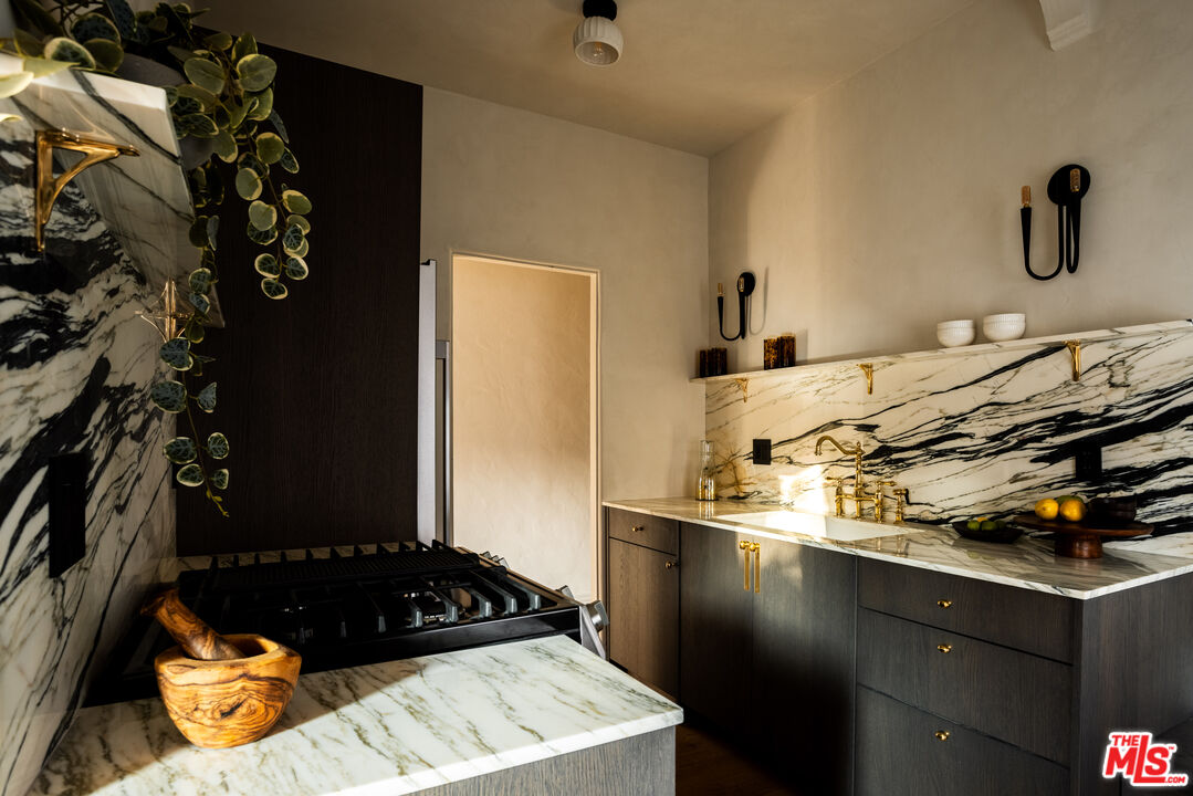144 N Clark Dr Unit: 202