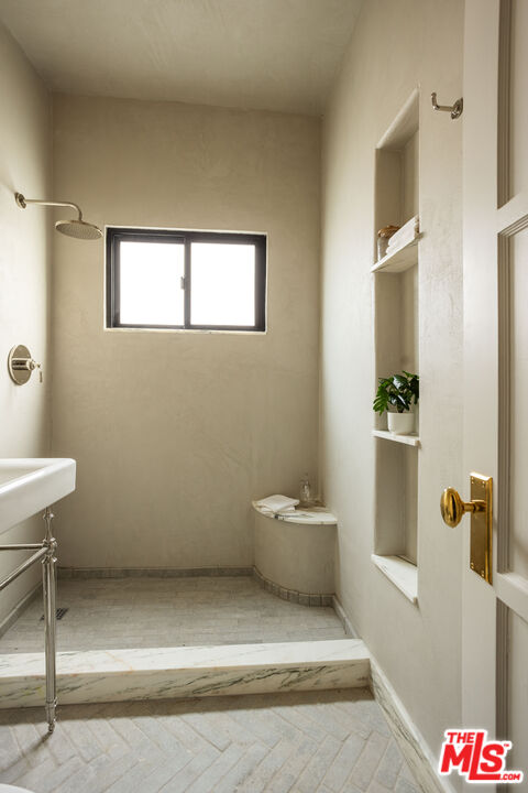 144 N Clark Dr Unit: 202