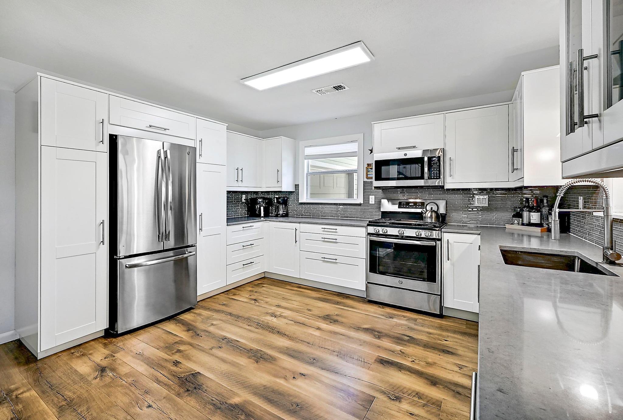 1318 Contour DR