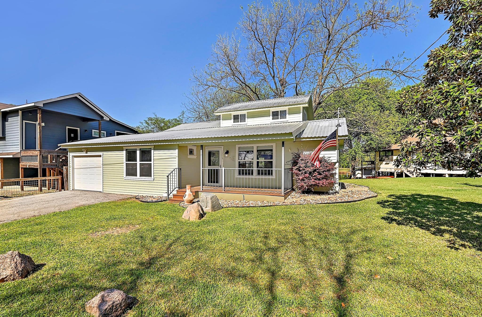 1318 Contour DR