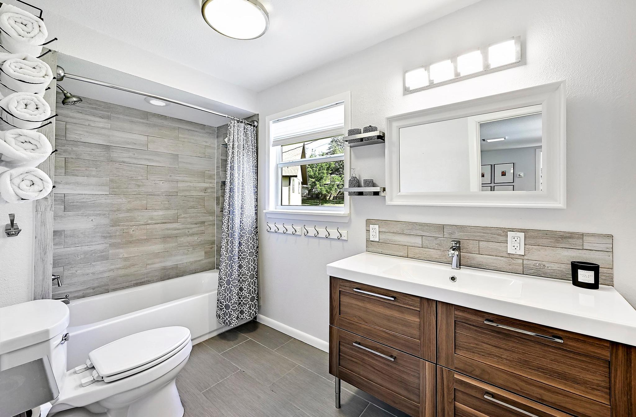 1318 Contour DR