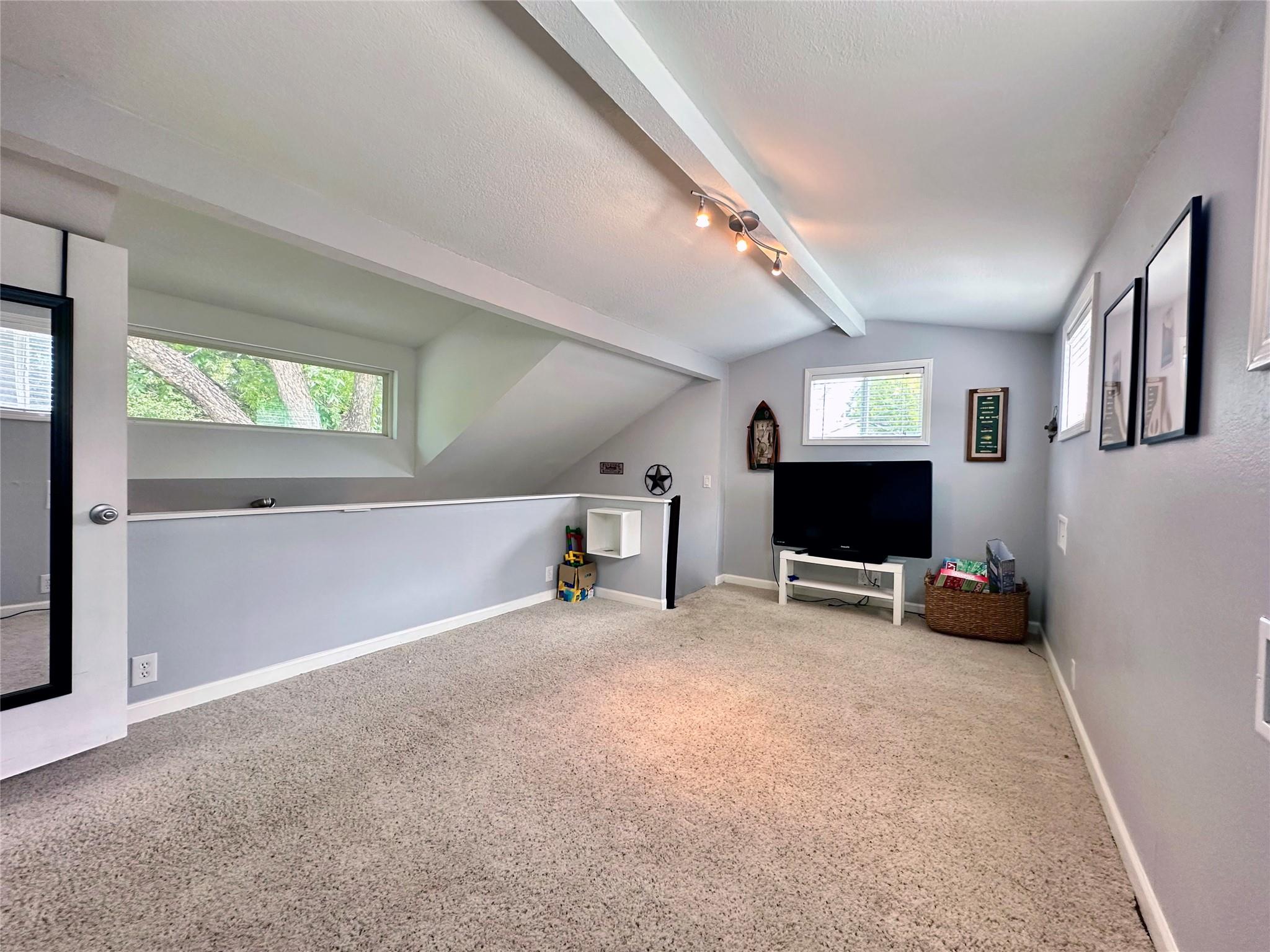 1318 Contour DR