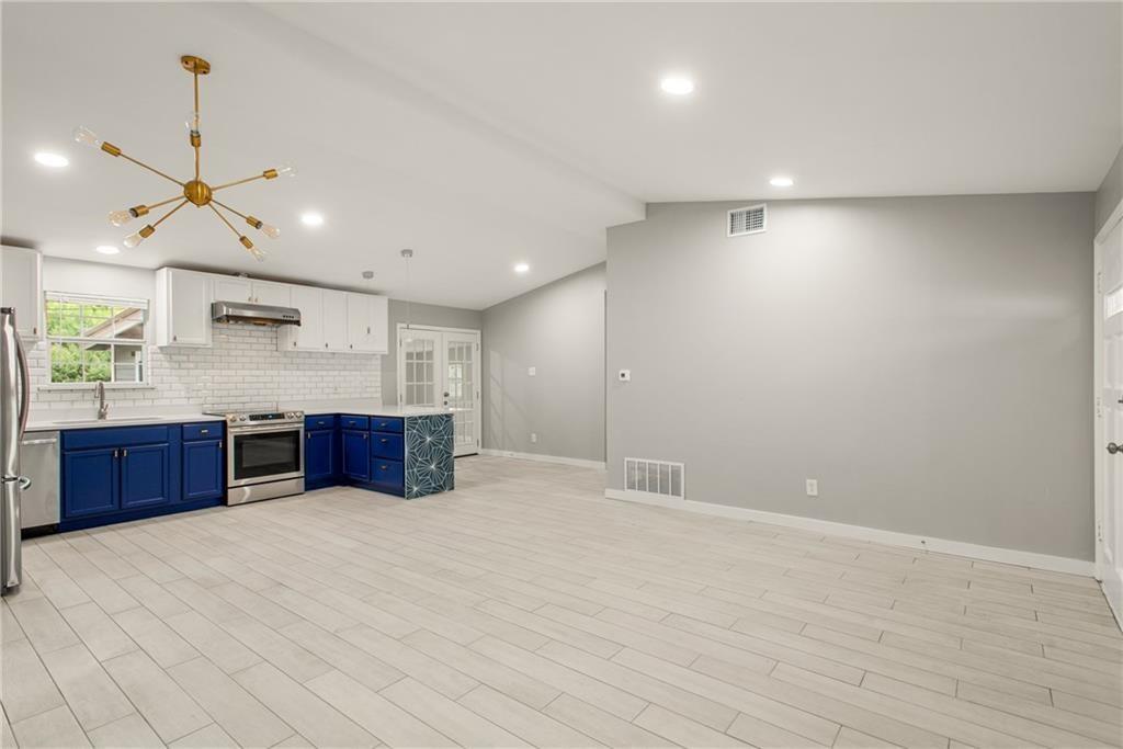 102 W Saint Johns Ave