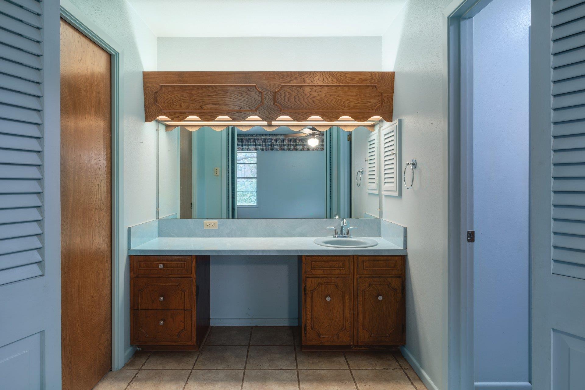 304 Hill Country LN
