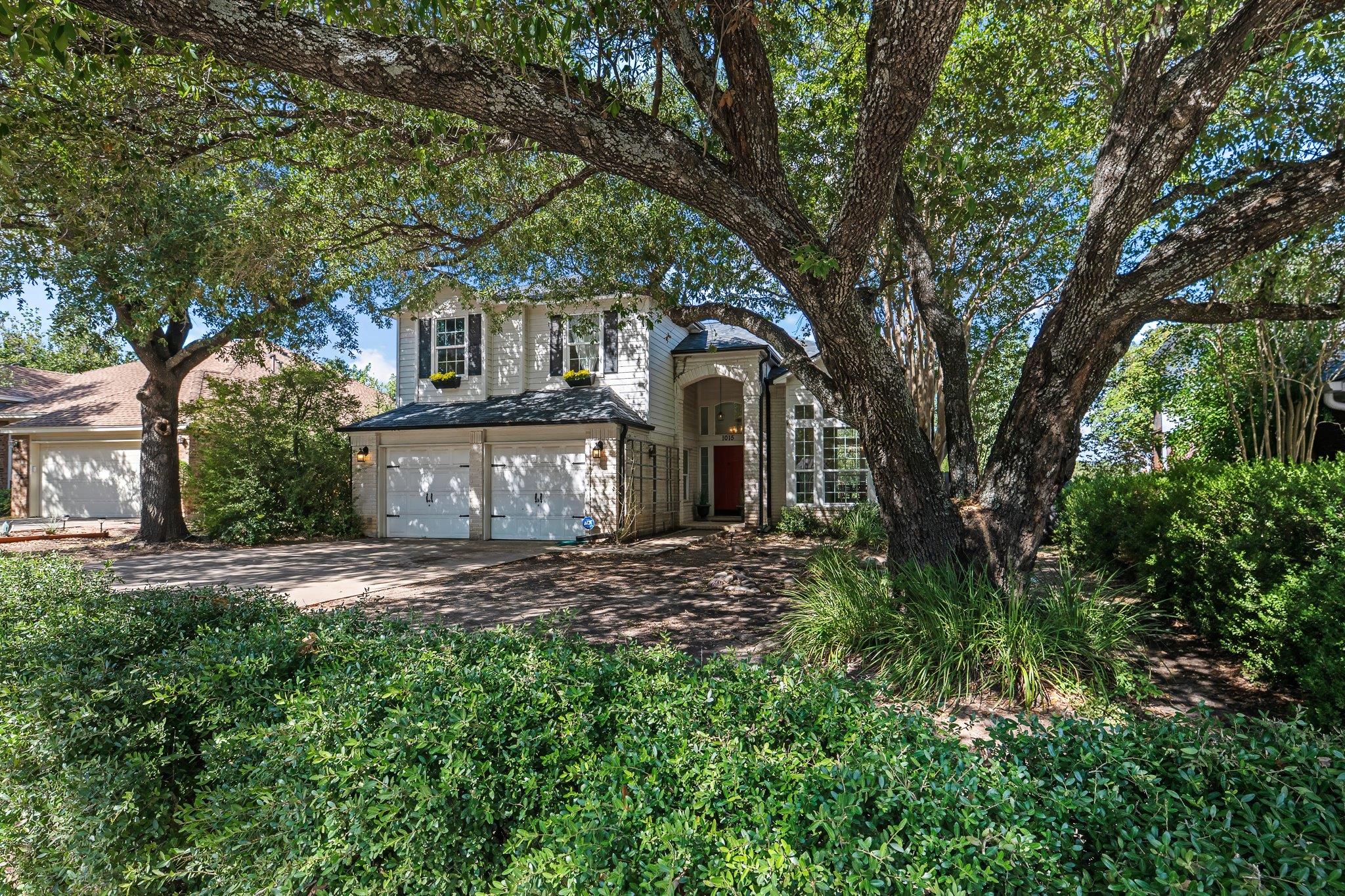 1015 Oaklands DR