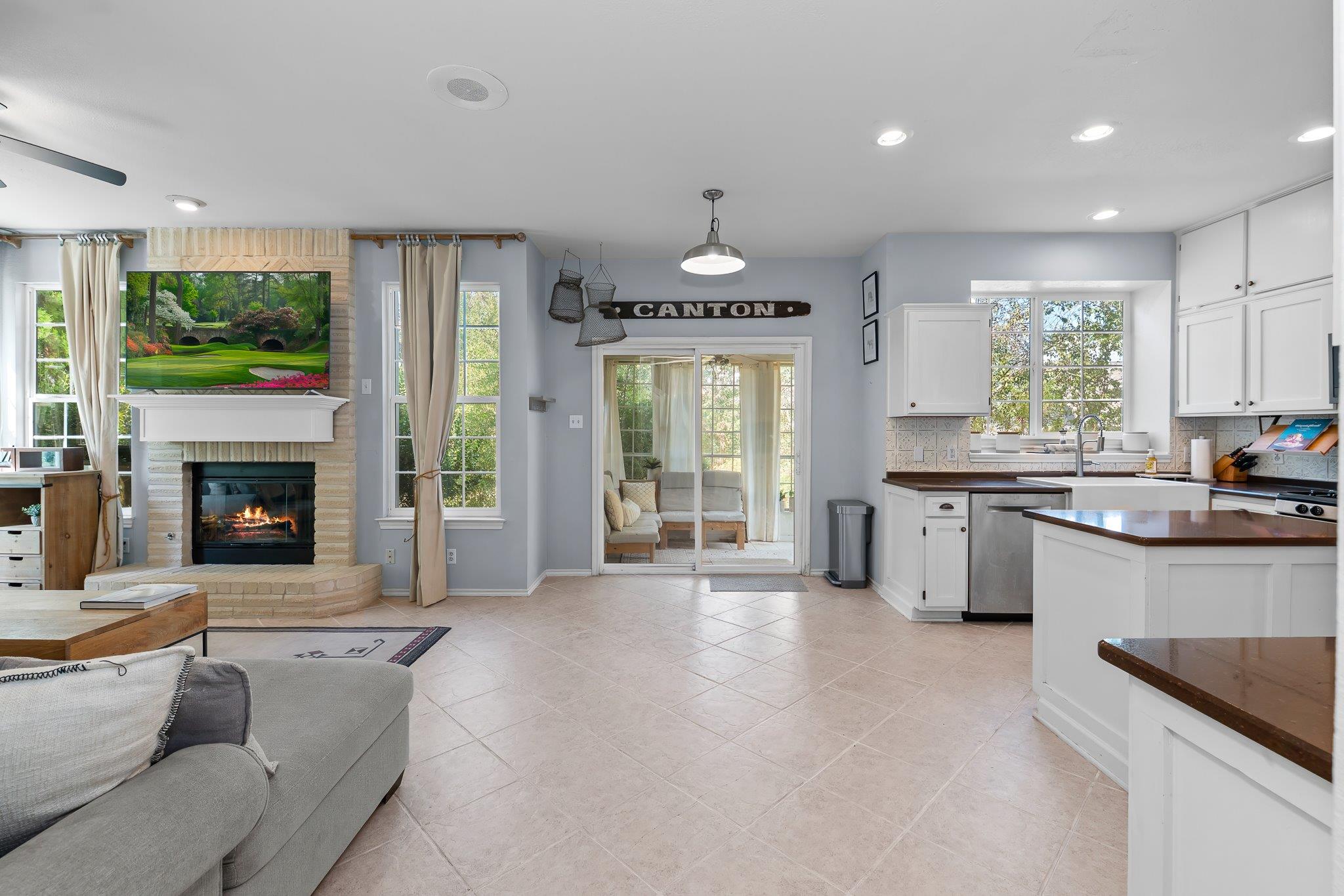 1015 Oaklands DR