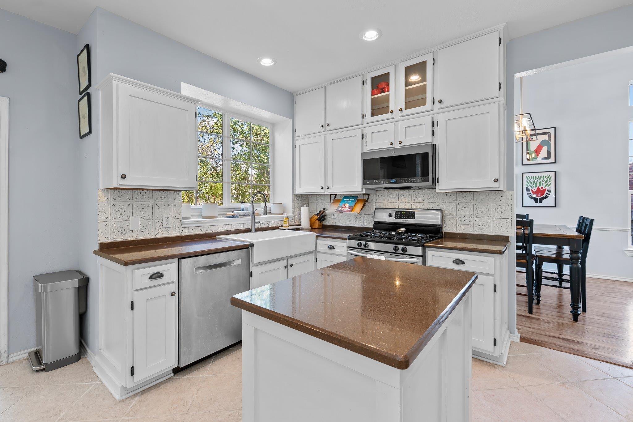 1015 Oaklands DR
