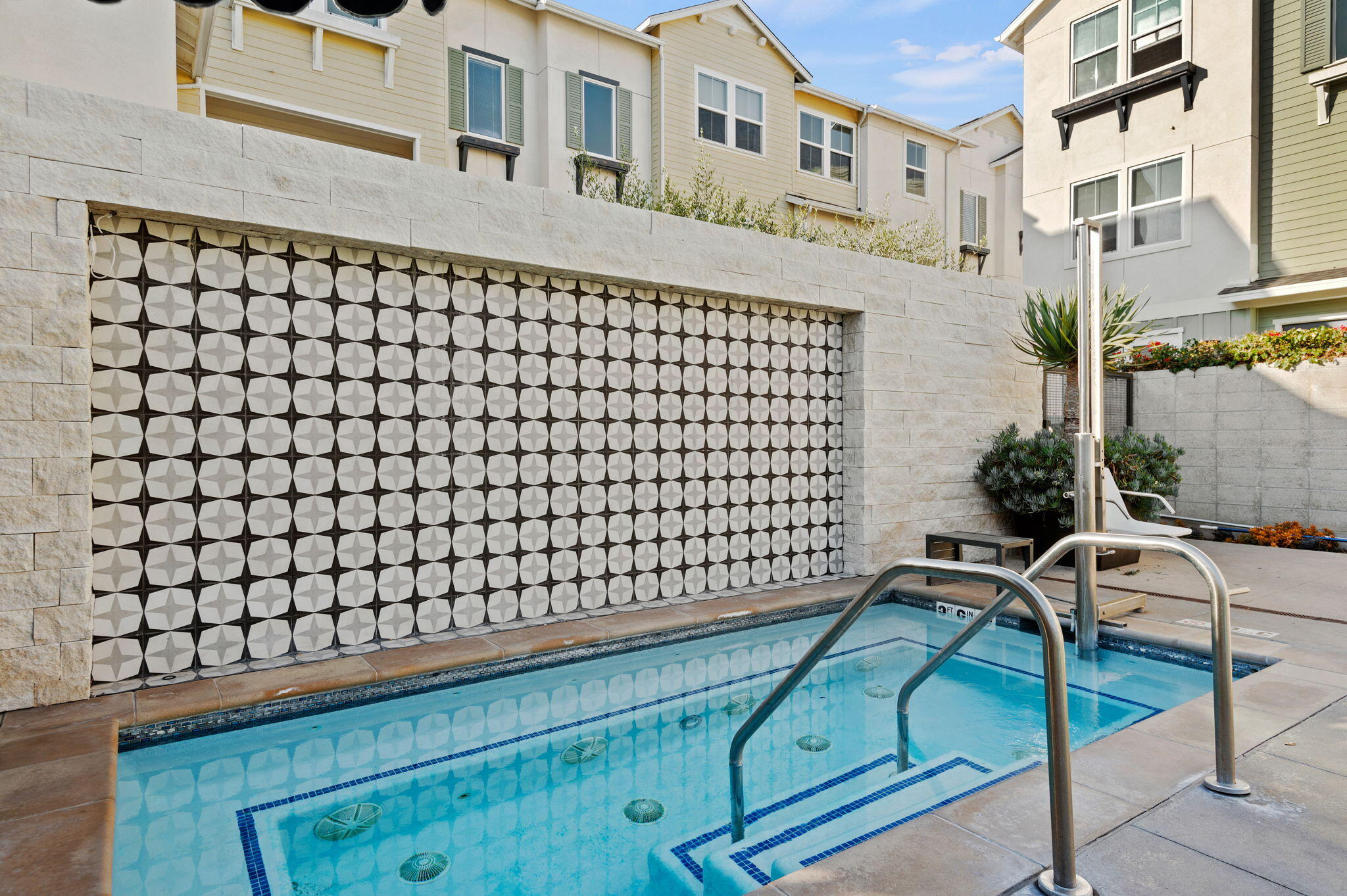 5701 Surfrider Way, 102