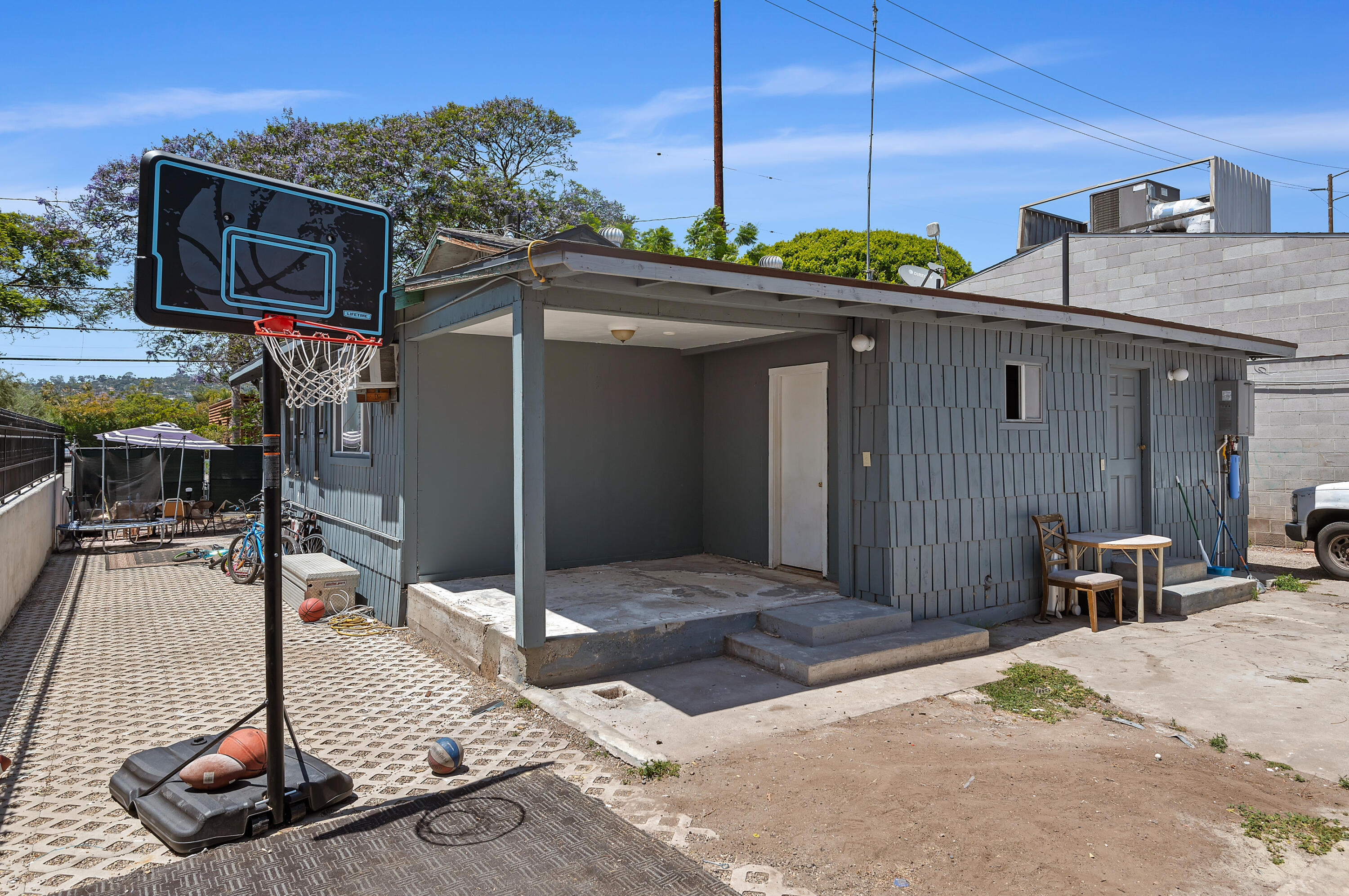 824 E Montecito Street